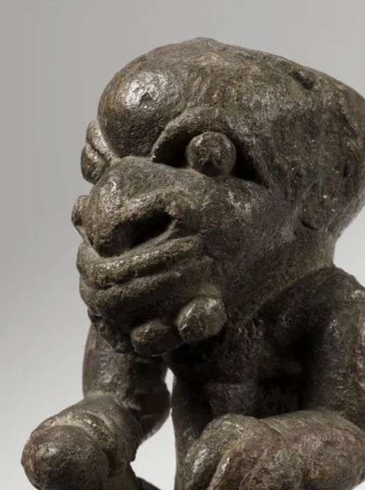 Khi Little Mannie được Bảo tàng Manchester tiếp nhận, nhà khảo cổ học kiêm giám tuyển AJNW Prag đã viết rằng, ông và những nhân viên bảo tàng bắt đầu gặp phải những điều không may kỳ lạ, gặp tai nạn nhưng chỉ bị trầy xước cửa xe, đầu đập mạnh tường và quần bị cháy vô cớ. Ảnh:@storiesfromthemuseumfloor.