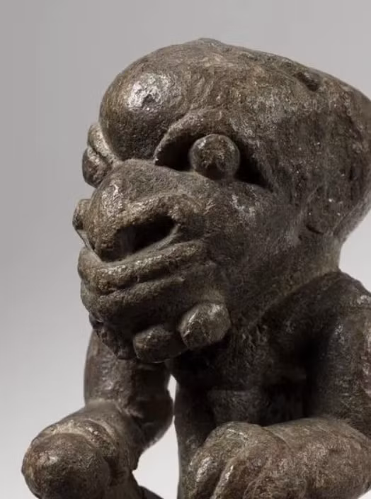 Khi Little Mannie được Bảo tàng Manchester tiếp nhận, nhà khảo cổ học kiêm giám tuyển AJNW Prag đã viết rằng, ông và những nhân viên bảo tàng bắt đầu gặp phải những điều không may kỳ lạ, gặp tai nạn nhưng chỉ bị trầy xước cửa xe, đầu đập mạnh tường và quần bị cháy vô cớ. Ảnh:@storiesfromthemuseumfloor.