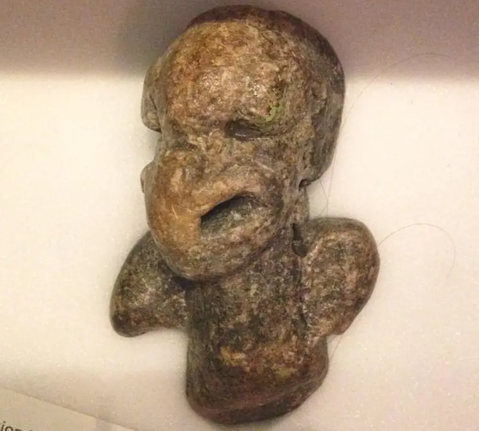 Little Mannie là một tác phẩm điêu khắc bằng đá 7,6 cm rất cũ, được một người phụ nữ dọn dẹp tìm thấy vào những năm 1960 ở Anh, khi bà đang cọ rửa sàn đất trong một tòa nhà thế kỷ 17. Ảnh:@storiesfromthemuseumfloor.