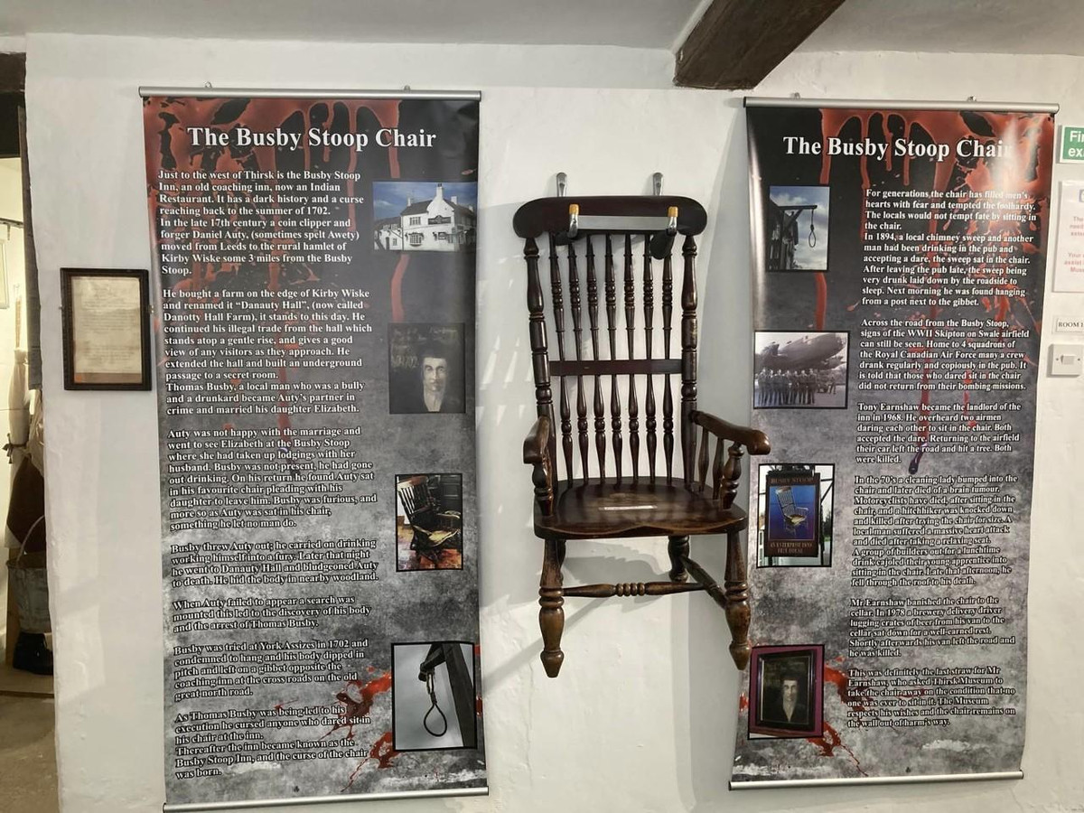 Cuối cùng, chủ quán rượu đã tặng chiếc ghế cong của Busby cho Bảo tàng Thirsk địa phương, nơi nó được trưng bày treo trên tường nhà. Ảnh: @Aaj Tak. 
