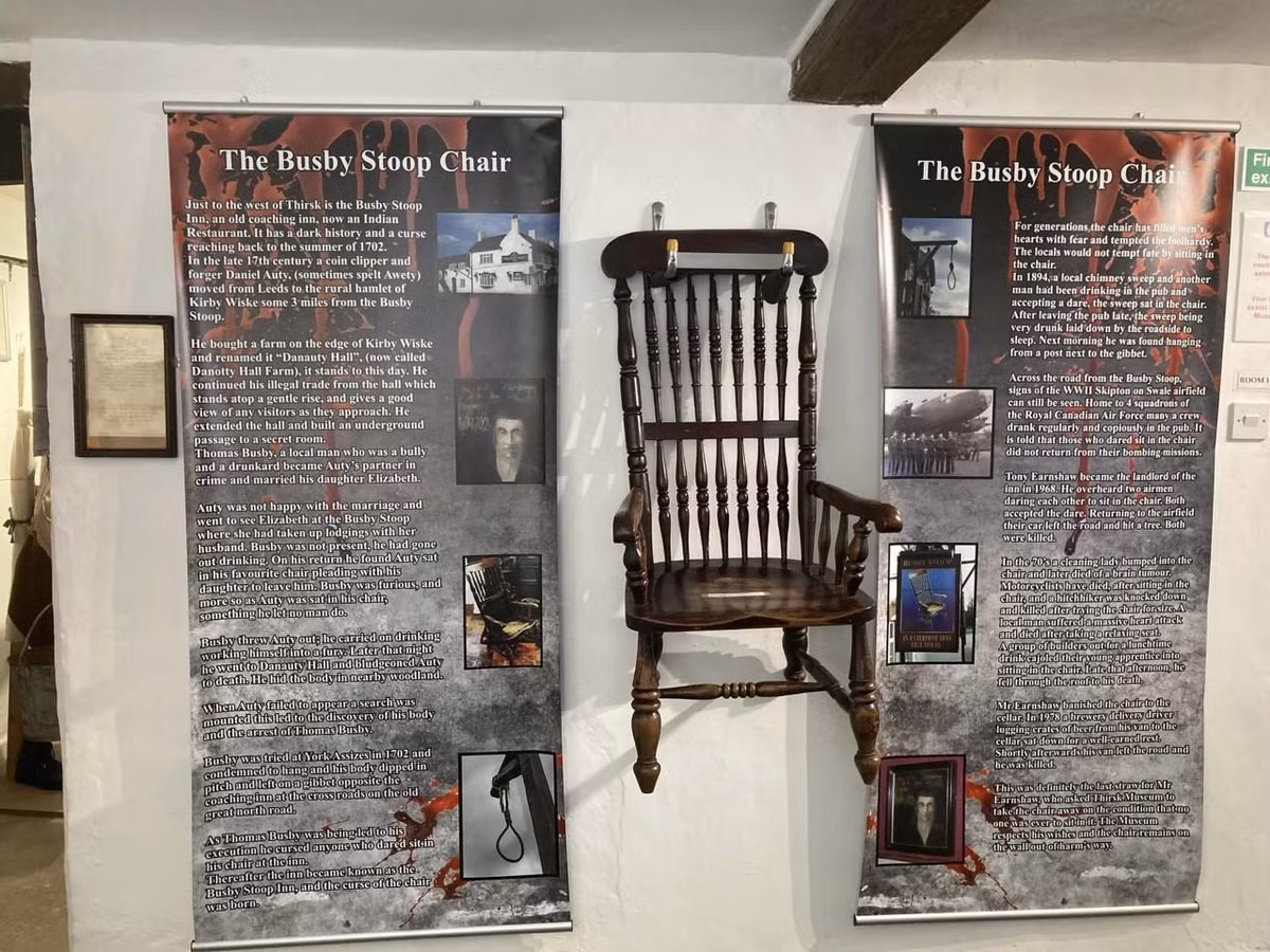 Cuối cùng, chủ quán rượu đã tặng chiếc ghế cong của Busby cho Bảo tàng Thirsk địa phương, nơi nó được trưng bày treo trên tường nhà. Ảnh: @Aaj Tak. 