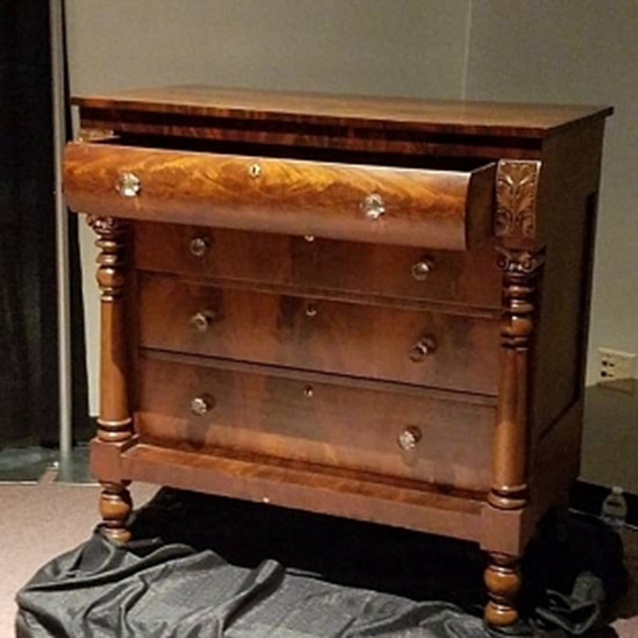 Một người đàn ông nô lệ, Remus, đã chế tạo món đồ nội thất này, nhưng Jeremiah không hài lòng với kết quả, nên đã đánh Remus rất dã man đến nỗi anh ta phải chết. Ảnh: @behindwoods.