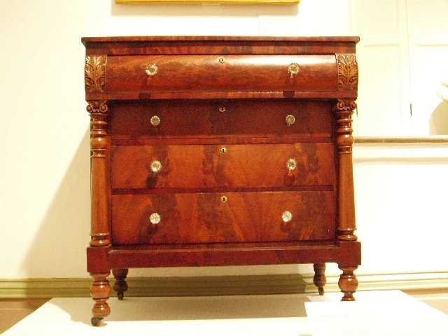 Vào khoảng năm 1830, một người đàn ông tên là Jeremiah Graham đã cho làm một chiếc rương đựng đồ để chuẩn bị cho đứa con đầu lòng của mình chào đời. Ảnh: @Objects Catalog.