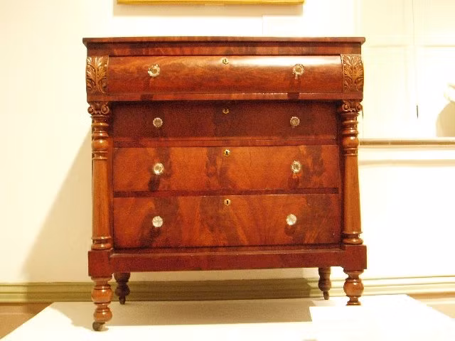 Vào khoảng năm 1830, một người đàn ông tên là Jeremiah Graham đã cho làm một chiếc rương đựng đồ để chuẩn bị cho đứa con đầu lòng của mình chào đời. Ảnh: @Objects Catalog.