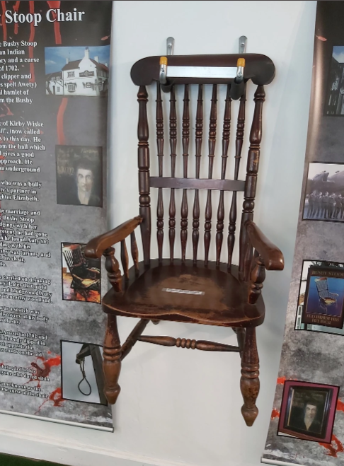 Sau khi uống hết cốc bia cuối cùng, ông tuyên bố rằng, bất kỳ ai ngồi vào ghế cong của ông đều sẽ phải chết. Ảnh: @paranormal-strange.