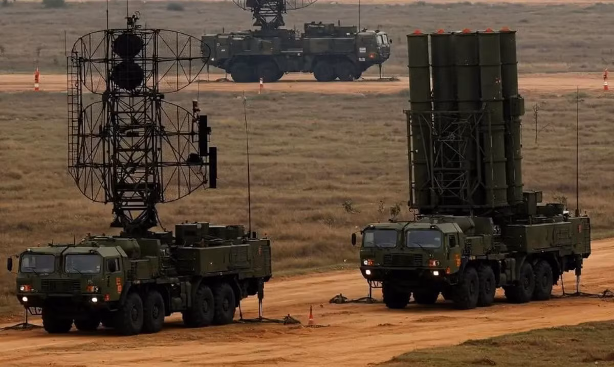 Các nguồn tin quốc phòng Ấn Độ đưa tin rằng, hệ thống S-400 được tích hợp với mạng lưới chỉ huy của Không quân Ấn Độ, đã phát hiện ra các mối đe dọa đang đến và phóng tên lửa đánh chặn để vô hiệu hóa chúng. Việc phòng thủ thành công đã giúp ngăn chặn được thiệt hại đáng kể, mặc dù thông tin chi tiết cụ thể về số lượng mục tiêu bị tấn công, hoặc số tên lửa được bắn ra vẫn chưa được tiết lộ. Ảnh: @Mathrubhumi English. 