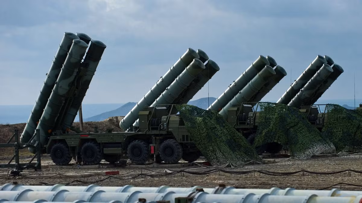 Ngoài ra, việc triển khai S-400 đã gửi một thông điệp chiến lược tới Pakistan và Trung Quốc, báo hiệu quyết tâm của Ấn Độ trong việc bảo vệ không phận của mình bằng công nghệ tiên tiến. Khả năng tấn công tên lửa đạn đạo và máy bay tàng hình của hệ thống S-400 Ấn Độ cũng định vị nó như một biện pháp răn đe đối với kho vũ khí tiên tiến của Trung Quốc, bao gồm cả các đơn vị S-400 của chính nước này. Ảnh: @Sputnik India.