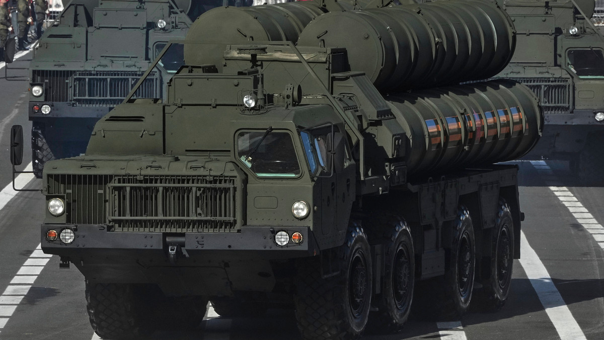 Riêng phiên bản hệ thống phòng không S-400 Triumf của Ấn Độ (còn được gọi là "Sudarshan Chakra") đã sử dụng hỗn hợp các tên lửa đánh chặn, chẳng hạn như tên lửa tầm xa 40N6E có khả năng tấn công mục tiêu ở khoảng cách 400 km, tên lửa tầm trung 48N6E3 được tối ưu hóa cho phạm vi lên đến 250 km. Còn tên lửa 9M96E2 tầm ngắn hơn giúp chống lại các mục tiêu nhanh nhẹn như máy bay không người lái và tên lửa hành trình một cách chính xác. Ảnh: @TechStory.