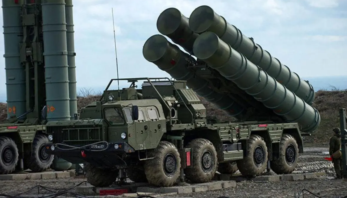 Hành trình mua S-400 của Ấn Độ bắt đầu vào năm 2015, do các mối đe dọa ngày càng gia tăng từ Pakistan và Trung Quốc. Cả hai nước láng giềng này thì đều sở hữu lực lượng không quân và kho vũ khí tên lửa tiên tiến. Việc Trung Quốc triển khai hệ thống S-400 của riêng mình dọc theo Đường kiểm soát thực tế đã thúc đẩy tính cấp thiết, buộc Ấn Độ phải xây dựng một nền quốc phòng vững chắc. Ảnh: @Defence Security Asia.