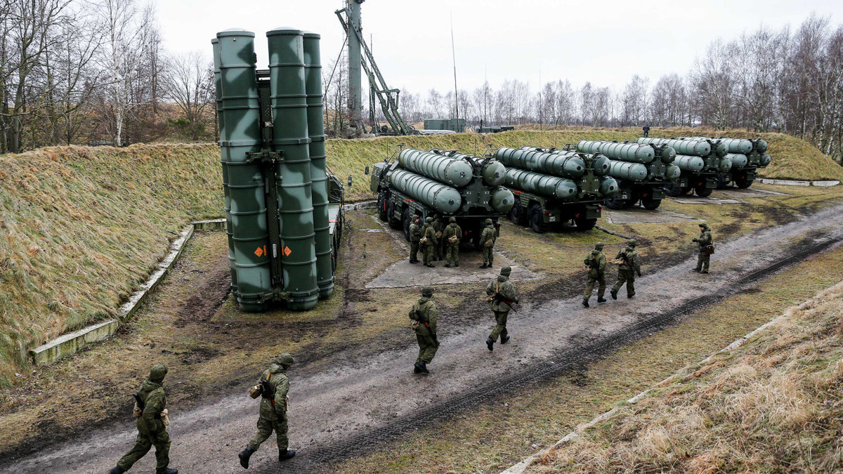 Phi đội hệ thống S-400 đầu tiên đến Ấn Độ vào tháng 12 năm 2021, với các đợt triển khai ở Punjab và Rajasthan để chống lại các mối đe dọa từ Pakistan và dọc theo biên giới phía đông để ngăn chặn Trung Quốc. Đến năm 2023, ba phi đội S-400 khác đã đi vào hoạt động, còn phi đội S-400 cuối cùng dự kiến có mặt vào năm 2026. Sự chậm trễ do cuộc chiến của Nga ở Ukraine đã làm căng thẳng lịch trình giao hàng này. Ảnh: @The Defense Post.