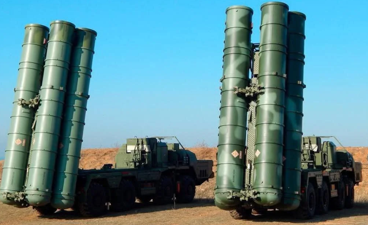 Được biết, S-400 Triumf, được NATO gọi là SA-21 Growler, là hệ thống tên lửa đất đối không di động, do tập đoàn Almaz-Antey của Nga phát triển. Được thiết kế để chống lại nhiều mối đe dọa trên không, nó có thể tấn công mục tiêu ở phạm vi lên tới 400 km và ở độ cao 30 km. Ảnh: @Live Dainik.
