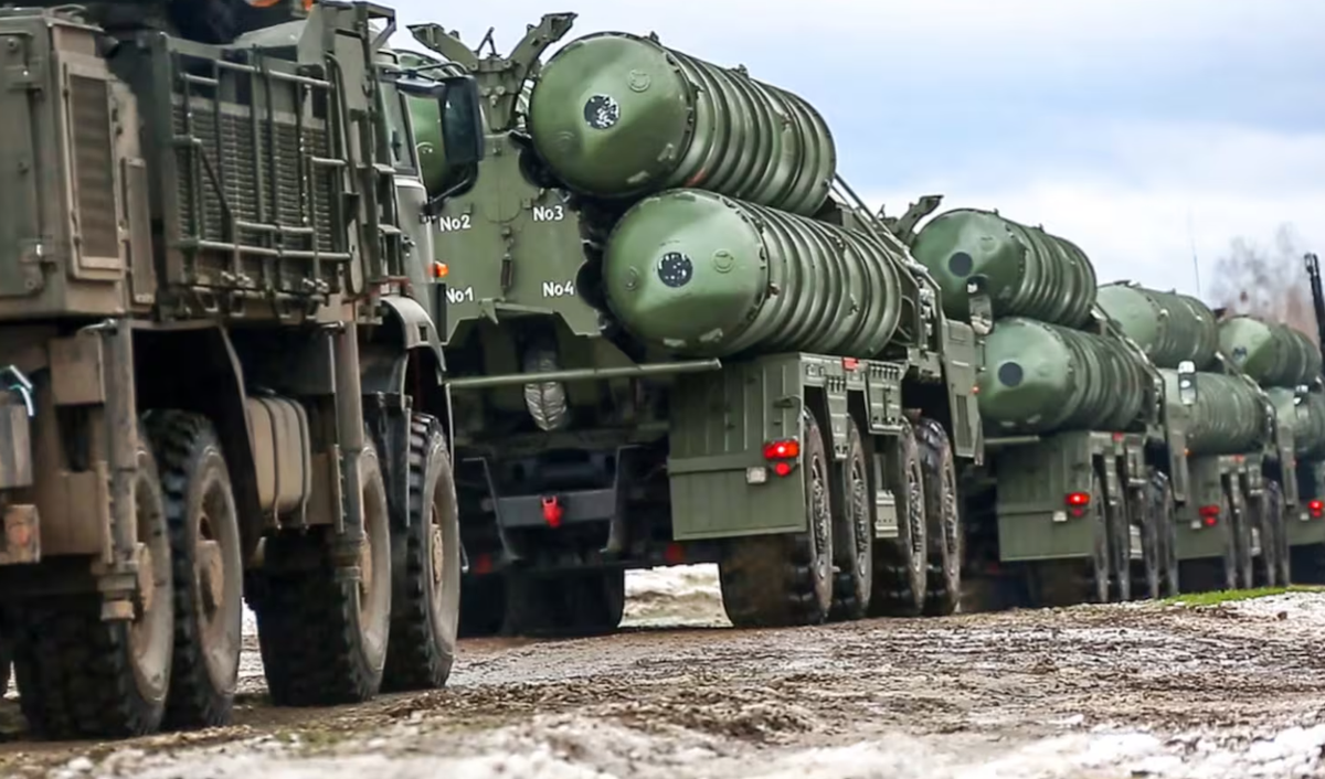 Trong động thái đáp trả, phía Không quân Ấn Độ triển khai hệ thống phòng không S-400 Triumf do Nga sản xuất, đã chặn và vô hiệu hóa các mối đe dọa đang đến, đánh dấu lần đầu tiên hệ thống này được Ấn Độ sử dụng trong chiến đấu thực tiễn. Ảnh: @Moneycontrol.