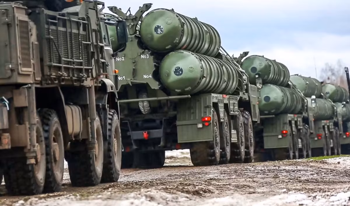 Trong động thái đáp trả, phía Không quân Ấn Độ triển khai hệ thống phòng không S-400 Triumf do Nga sản xuất, đã chặn và vô hiệu hóa các mối đe dọa đang đến, đánh dấu lần đầu tiên hệ thống này được Ấn Độ sử dụng trong chiến đấu thực tiễn. Ảnh: @Moneycontrol. 