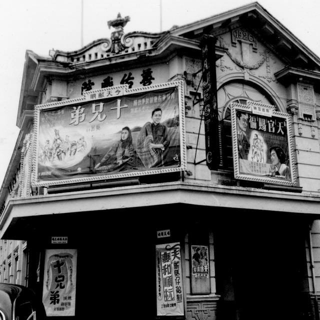 Một rạp chiếu phim với những áp phích giới thiệu phim. Ảnh: sina.com.cn. 