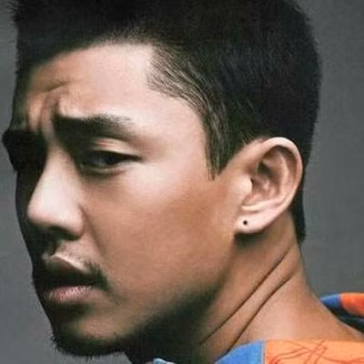 Tai vừa dài vừa cứng (có quý tướng): Người có tai vừa cứng vừa dài là người có tướng tai sơn dương. Người có nét tướng này thông minh, trí tuệ, hành xử nghiêm túc, có tinh thần trách nhiệm cao. Họ túc trí đa mưu, ý chí kiên cường nên sẽ luôn là người đứng đầu trong mọi ngành nghề. Ảnh: sina.com.cn. (Thông tin trong bài chỉ mang tính tham khảo, cung cấp nội dung trắc nghiệm vui cho bạn đọc). 