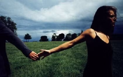 Tháng này là thời điểm rất xấu cho chuyện hôn nhân của người tuổi Hợi, bởi mối đe dọa từ sự xuất hiện của “kẻ thứ ba”. Ảnh: kenh14.vn.