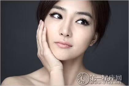 Người phụ nữ này có ấn đường nhỏ hẹp thường là người khắc chồng, ngoài ra những người có nét tướng này thường bị động, không dám nắm bắt lấy những cơ hội làm giàu, chính vì vậy luôn phải chịu cảnh sống túng thiếu tiền bạc. Ảnh: d1xz.net.