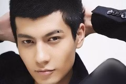 Nốt ruồi ở phía cuối lông mày: Bộ phận cuối lông mày được gọi là “thái hà”, là nơi để xem về lý chí và tài năng. Nếu có nốt ruồi tốt ở đây thì chứng tỏ người đàn ông rất giỏi trong kinh doanh, rất khéo trong giao tiếp, còn ngược lại nếu có nốt ruồi xấu thì thông thường trong số anh em họ hàng của người đàn ông đó sẽ có một người có số phận bất hạnh. Ảnh: rensheng2.com