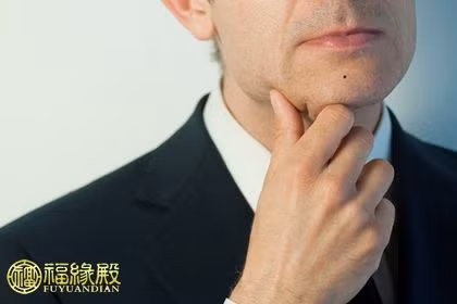 Nốt ruồi ở cằm: Nốt ruồi ở gần cằm là nơi để xem về đất đai, nhà cửa. Đàn ông có có nốt ruồi tốt ở đây thường là người có nhiều bất động sản và là người rất biết tận hưởng cuộc sống. Ảnh:fuyuandian.com