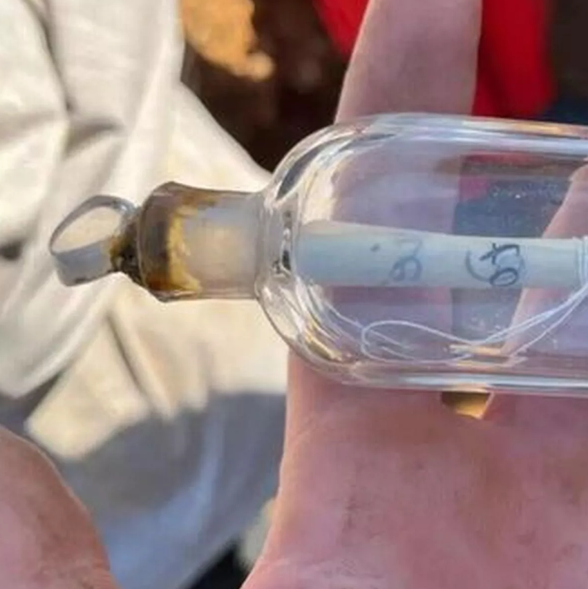 Thông điệp này được viết bởi PJ Féret, một nhà khảo cổ học thế kỷ 19, người đã làm việc tại cùng một địa điểm gần hai thế kỷ trước. Ảnh: @Guillaume Blondel. 