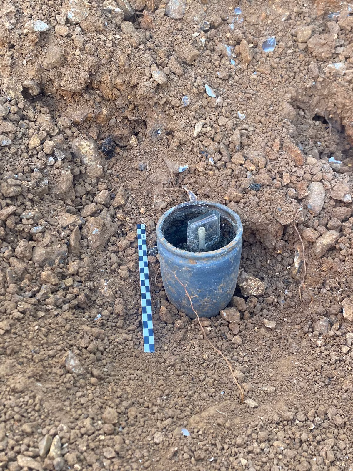 Thông điệp của PJ Féret không chỉ ghi lại lịch sử công tác khảo cổ học tại địa điểm này, mà còn đóng vai trò là mối liên kết, gắn kết hiếm có hữu hình giữa các nhà khảo cổ học tại địa điểm này trong quá khứ với hiện tại. Ảnh: @Guillaume Blondel.