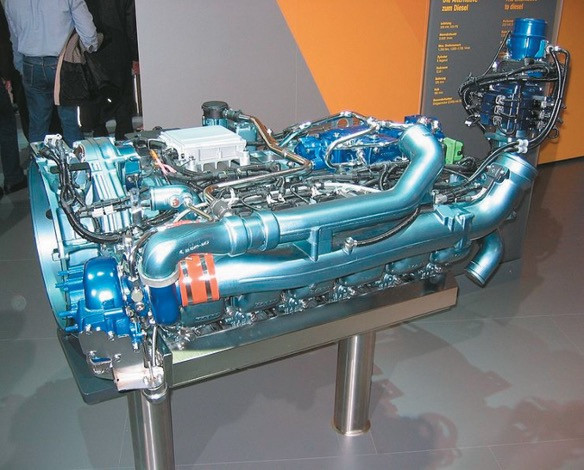 Những nhiên liệu này thay thế hoàn toàn dầu diesel truyền thống mà không cần phải sửa đổi động cơ, giúp việc chuyển đổi trở nên dễ dàng hiệu quả. Chúng làm giảm đáng kể lượng khí thải nhà kính, giảm tổng lượng khí thải carbon, cung cấp lựa chọn xanh hơn cho động cơ. Ảnh: @MotoFocus.