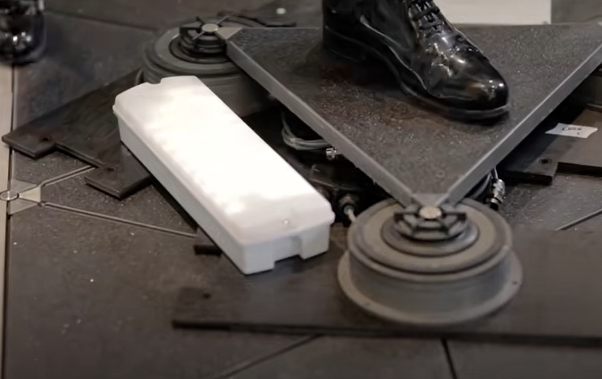 Bằng cách lắp đặt thí nghiệm tại những địa điểm có lưu lượng giao thông cao như nhà ga xe lửa và trung tâm mua sắm, gạch Pavegen khai thác năng lượng hiệu quả từ lưu lượng đi bộ đông đúc, có thể dùng chiếu sáng đường phố, màn hình quảng cáo. Ảnh:@TechCrunch.