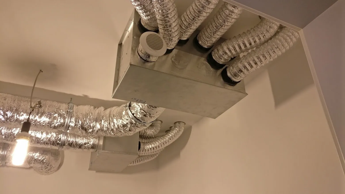 Trung tâm dữ liệu khai thác tiền điện tử 2MW của họ tạo ra một lượng nhiệt dư thừa lớn, nhưng chúng đã được chuyển hướng vào hệ thống sưởi ấm khu vực, để sưởi ấm các ngôi nhà tại địa phương. Ảnh: @Christian Haschek's blog.