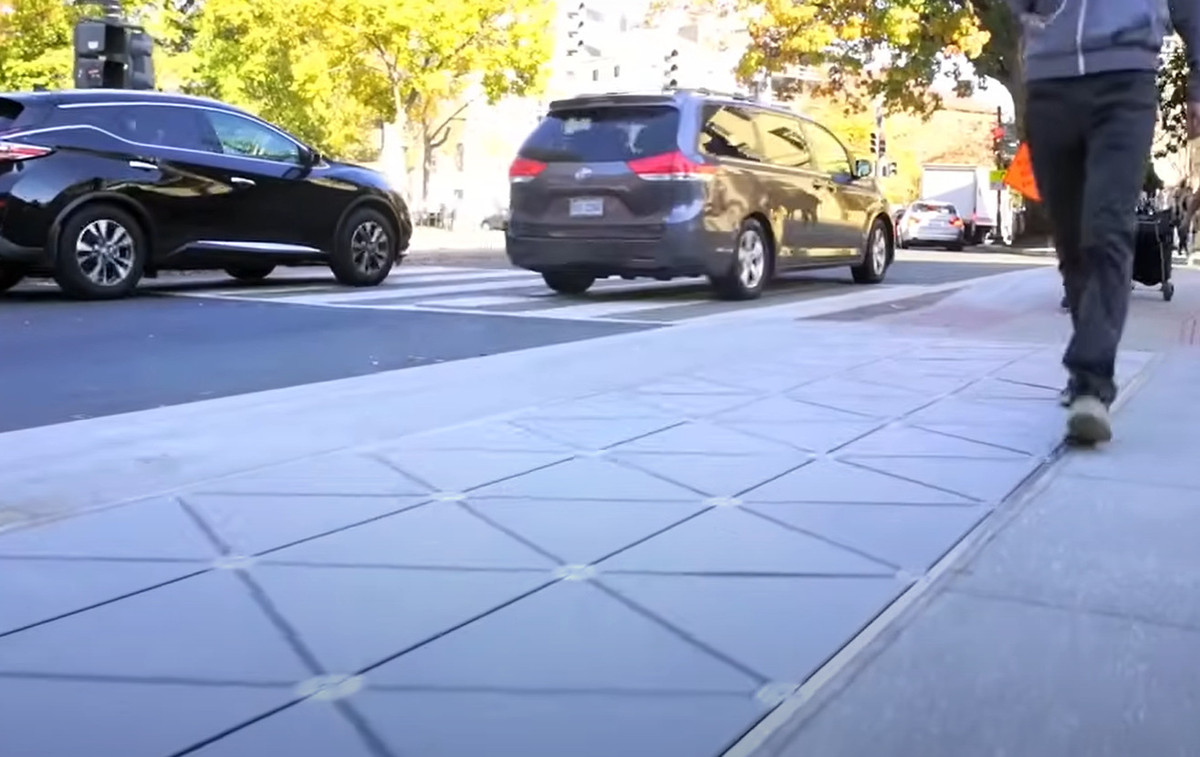 Gạch thu năng lượng của Pavegen đang cách mạng hóa cách chúng ta nghĩ về công nghệ năng lượng đô thị. Những viên gạch này thu năng lượng động năng từ bước chân và chuyển đổi thành điện. Ảnh: @TechCrunch.