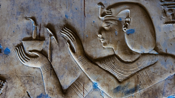 Ở Ai Cập cổ đại, một phương pháp chữa hói đầu nổi tiếng là trộn chì, hành tây, oxit sắt, mật ong và mỡ động vật để tạo thành hỗn hợp sệt. Hỗn hợp ghê rợn này được bôi lên đầu không có tóc với hy vọng là kích thích mọc tóc trở lại. Ảnh: @Gabel Hair Restoration Center.