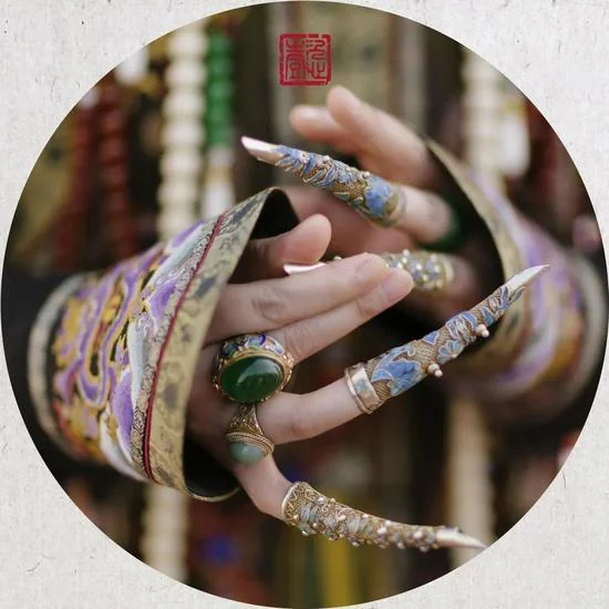 Móng tay được coi là rất quý giá đối với người giàu, nên việc bảo vệ chúng trở nên rất quan trọng. Trong thời nhà Minh và nhà Thanh, những người phụ nữ thượng lưu đã sử dụng những miếng bảo vệ móng tay được trang trí họa tiết đặc biệt trên đó, nó dùng để bảo vệ và trang trí móng tay dài của họ. Ảnh: @Reddit.