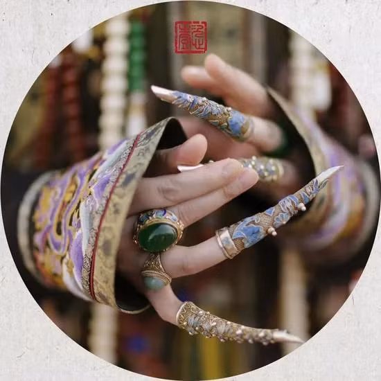 Móng tay được coi là rất quý giá đối với người giàu, nên việc bảo vệ chúng trở nên rất quan trọng. Trong thời nhà Minh và nhà Thanh, những người phụ nữ thượng lưu đã sử dụng những miếng bảo vệ móng tay được trang trí họa tiết đặc biệt trên đó, nó dùng để bảo vệ và trang trí móng tay dài của họ. Ảnh: @Reddit.