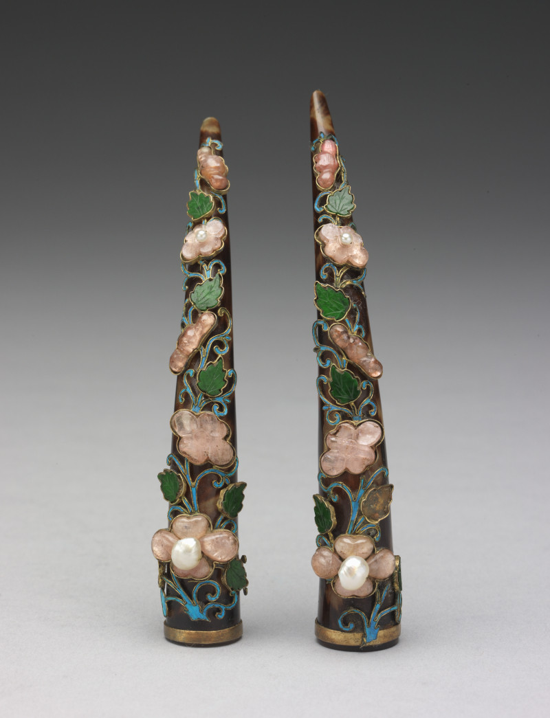 Ngọc bích và các loại đá quý lấp lánh khác nhau được gắn vào những miếng phụ kiện bảo vệ móng tay để tăng thêm sự quý phái, quyền lực. Ảnh: @Irenebrination.