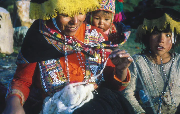 Dân làng không thể ngủ trong những cuộc tấn công này, mà họ nói rằng đã xảy ra hàng đêm trong nhiều tuần. Một cô gái 15 tuổi đã bị một người ngoài hành tinh mắt vàng bắt cóc, và khi cô cố gắng chống trả, nó đã cắt cổ cô. Ảnh: @Andrea M. Heckman.