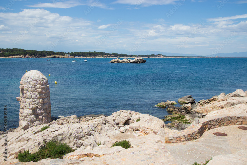 Một sự việc kỳ lạ khác đã xảy ra ở Tây Ban Nha vào tháng 8 năm 2024. Sau một cuộc cãi vã với vợ, một người đàn ông 65 tuổi đã rời khỏi nhà và lên đường đến bãi biển Costa Brava gần Girona. Ảnh: @europosters.