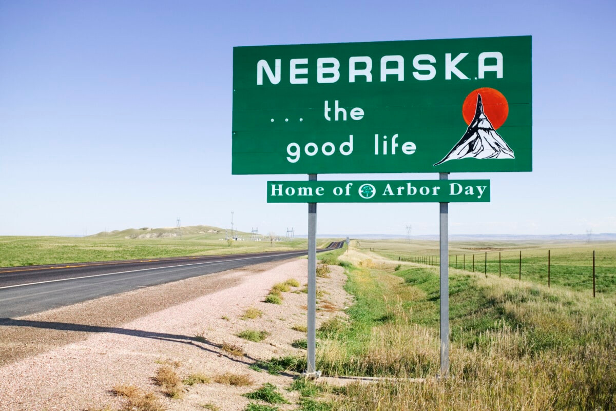 Tai nạn xe hơi là câu chuyện thường xảy ra ở vùng nông thôn Nebraska, nhưng điều bất thường là luôn có cùng một người đàn ông không rõ danh tính xuất hiện ở hiện trường các vụ tai nạn. Ảnh: @redfin.