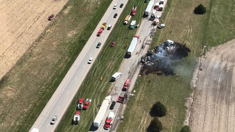 Cụ thể, Kyle Sorenson và vợ đang lái xe trên Đường Pawnee thì đâm phải một chiếc xe đạp trẻ em dường như xuất hiện từ hư không. Liếc nhìn qua gương chiếu hậu, anh thấy một người đàn ông đang ngồi trong một chiếc ô tô trên đường. Ảnh: @kwqc.