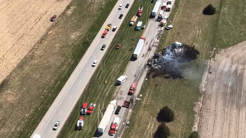 Cụ thể, Kyle Sorenson và vợ đang lái xe trên Đường Pawnee thì đâm phải một chiếc xe đạp trẻ em dường như xuất hiện từ hư không. Liếc nhìn qua gương chiếu hậu, anh thấy một người đàn ông đang ngồi trong một chiếc ô tô trên đường. Ảnh: @kwqc.