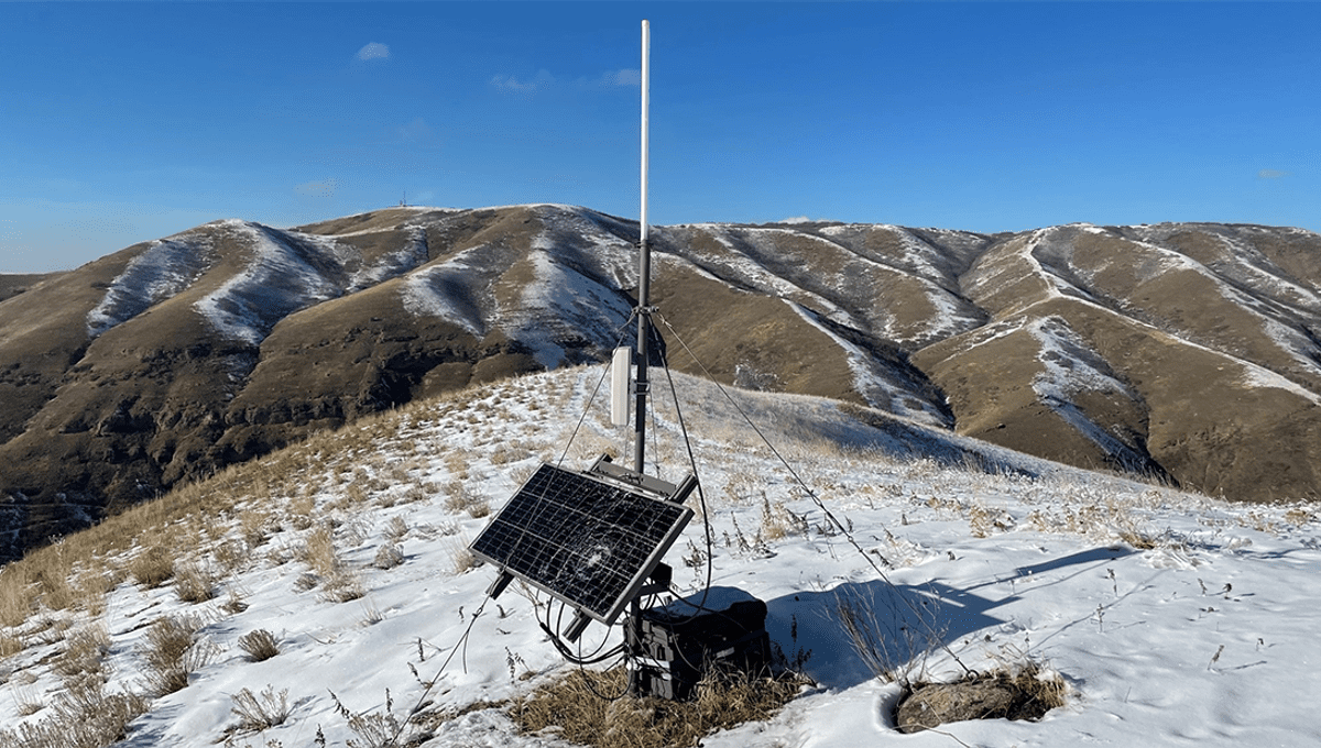 Vào đầu năm 2023, các nhà chức trách ở Utah đã tìm thấy các mảng ăng-ten bí ẩn trên đỉnh núi và rặng núi ở Salt Lake City. Ảnh: @Salt Lake City Public Lands.