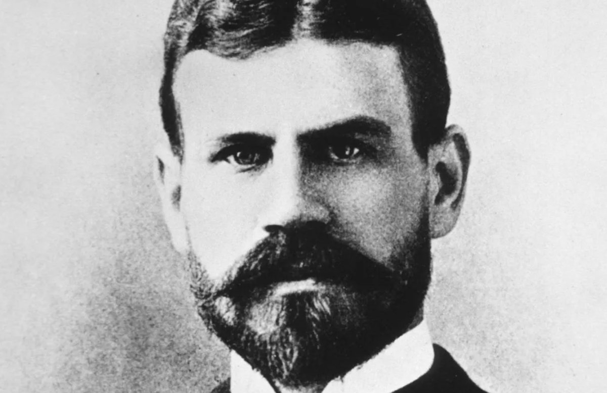 Đột nhiên, giả thuyết về muỗi không còn vô lý nữa. Sau đó, William Lazear, cùng với Carroll và một người lính trẻ khác, đã để cho muỗi Cuba đốt để thử nghiệm tìm kiến thức y sinh. Trong khi Carroll và người lính đã hồi phục và sống sót, Lazear đã qua đời vì sốt vàng da vào ngày 25 tháng 9 năm 1900. Ảnh: @Wikipedia.