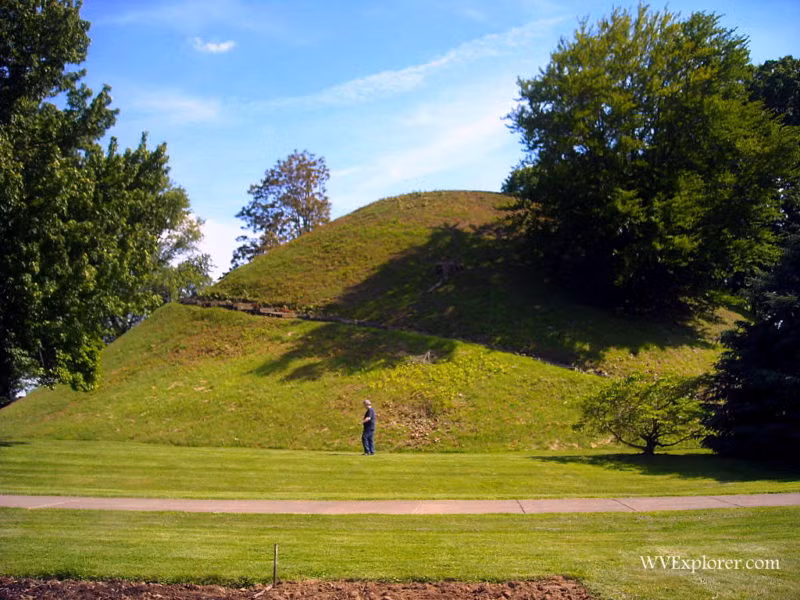 Trong nghĩa trang, người xưa chôn theo những đồ trang sức, vật lưu niệm, vật phẩm tôn giáo. Trong nhiều thế kỷ, địa điểm này là cách trang trọng của người Adena để tôn vinh người chết. Đáng buồn thay, những kẻ cướp đã đến Grave Creek Mound trước các nhà khảo cổ học. Ảnh: @West Virginia Explorer.