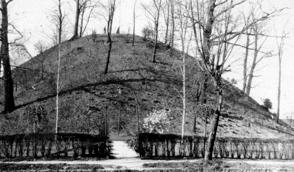 Trong suốt thế kỷ 18 và 19, những kẻ cướp đã đột kích vào các gò đất nhỏ hơn. Chúng lấy đi những đồ trang sức, vỏ sò, ngà voi, vòng tay bằng đồng, những thứ khác đã được để lại từ nhiều thế kỷ trước. Ảnh: @Wonderful West Virginia Magazine.