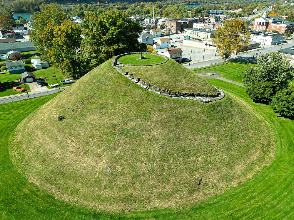 Các nhà khảo cổ học đã xác định những ngôi mộ bên trong có niên đại khoảng năm 250 Trước Công nguyên. Đây là những ngôi mộ của các thành viên bộ tộc Adena địa phương. Khi nền văn hóa này thịnh vượng, người Adena chôn cất người chết trong những gò đất cao này. Ảnh: @Great American Hikes.
