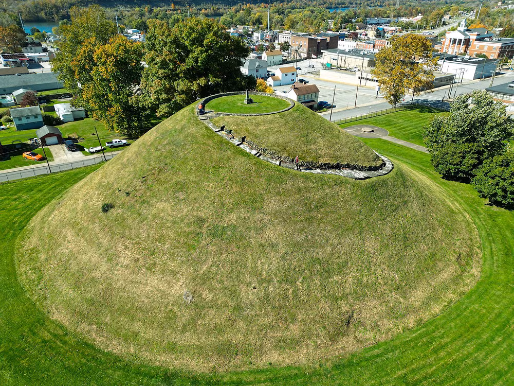 Các nhà khảo cổ học đã xác định những ngôi mộ bên trong có niên đại khoảng năm 250 Trước Công nguyên. Đây là những ngôi mộ của các thành viên bộ tộc Adena địa phương. Khi nền văn hóa này thịnh vượng, người Adena chôn cất người chết trong những gò đất cao này. Ảnh: @Great American Hikes.