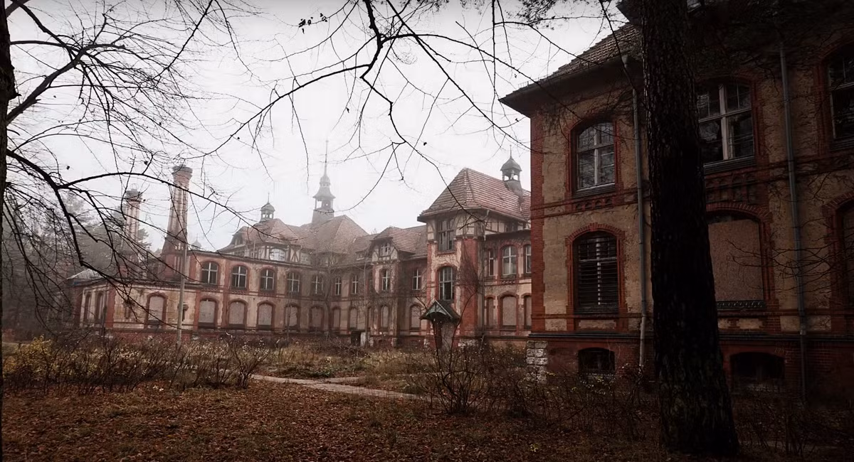 Ngay bên ngoài Berlin có một bệnh viện được xây dựng cách đây 121 năm và bị bỏ hoang trong 30 năm qua. Beelitz ban đầu là bệnh viện lớn nhất thế giới về các vấn đề liên quan đến phổi. Ảnh: @Michelle Stone.