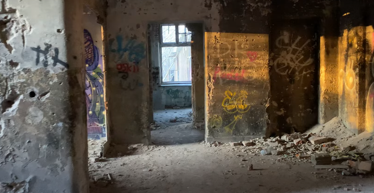 Khi chiến tranh nổ ra, không có bệnh nhân nào có thể được xuất viện khỏi Zofiówka, cơ sở bệnh viện thì thiếu hụt nhân viên, do hầu hết nhân viên đã tìm cách chạy trốn về phía Đông khi chiến tranh bùng nổ. Nơi đây cũng lao vào tình trạng thiếu hụt thực phẩm, than và vật tư y tế ngày càng nghiêm trọng. Ảnh: @Bill's afterMATH.