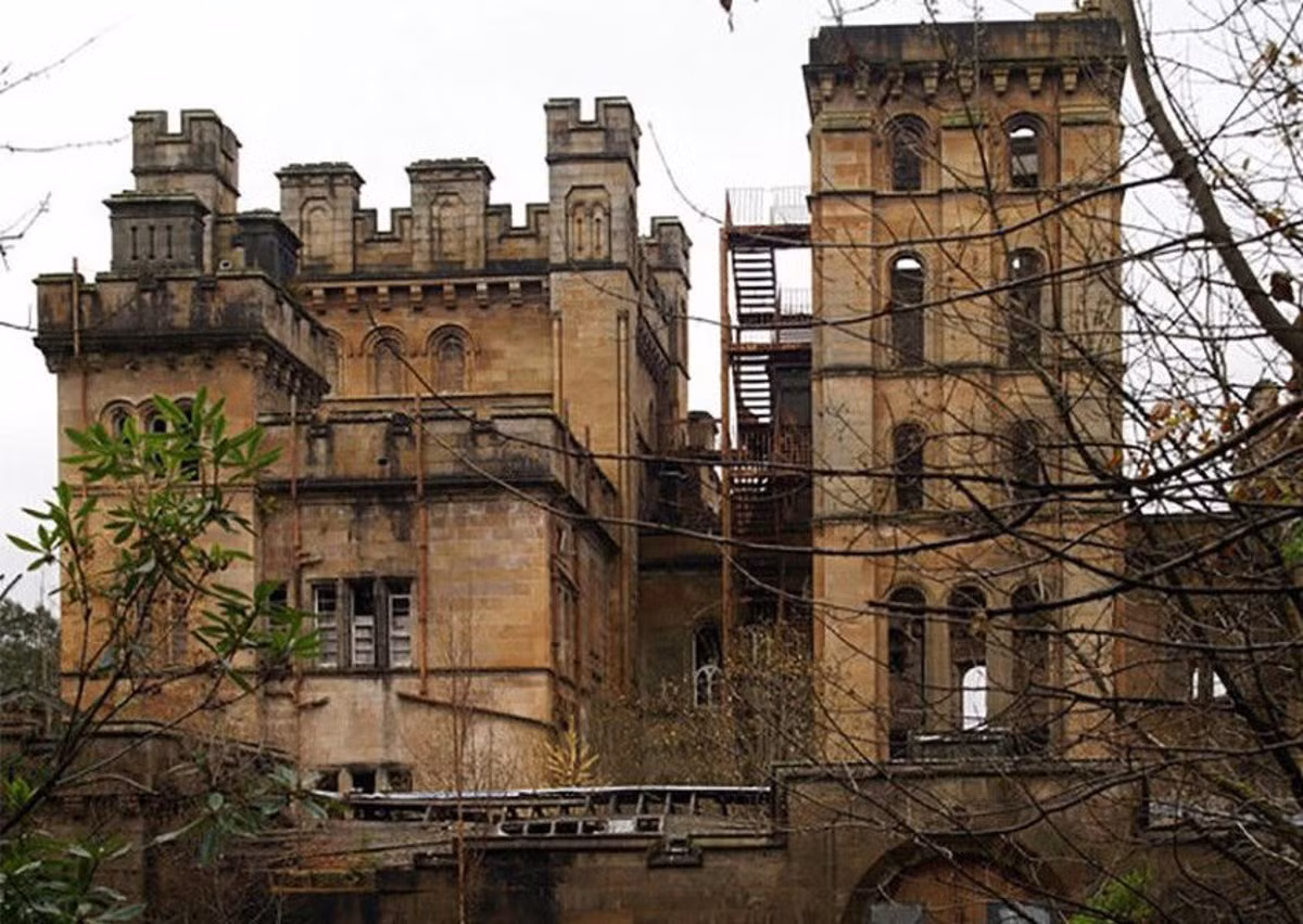 Bệnh viện Lennox Castle bị bỏ hoang nằm ẩn mình trong một khu đất rừng rậm bên ngoài Glasgow, Scotland. Mở cửa vào năm 1936, bệnh viện được xây dựng để làm nơi ở, cũng như điều trị cho những người khuyết tật về tinh thần. Ảnh: @The Scotsman.