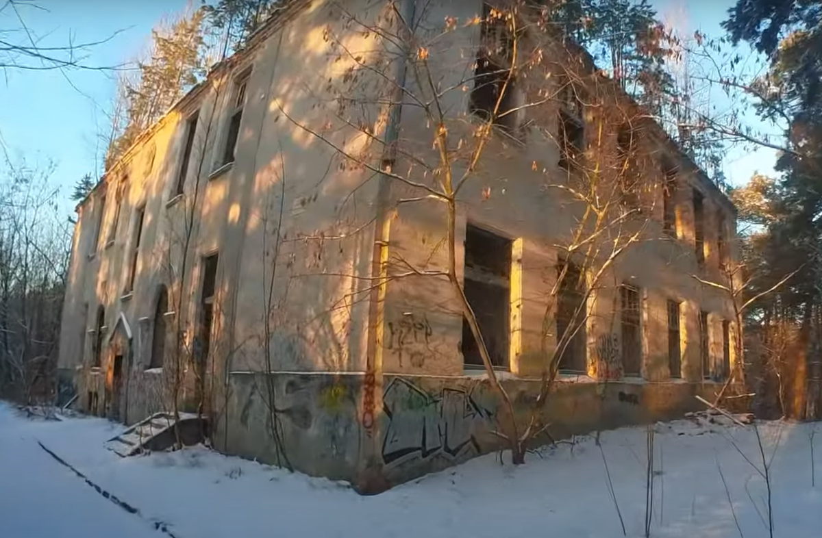 Bệnh viện điều dưỡng Zofiówka ở Otwock, Ba Lan được Hội Bảo vệ Người Do Thái bị bệnh tâm thần thành lập vào năm 1908, dưới sự chỉ đạo của Samuel Goldflam, một bác sĩ tâm thần nổi tiếng người Ba Lan lúc bấy giờ. Ảnh: @Bill's afterMATH.