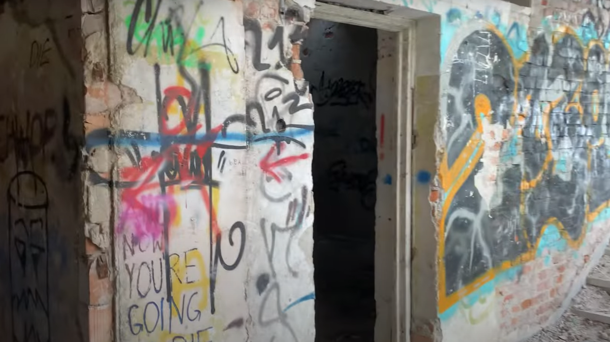 Do tình trạng đông đúc, lạnh giá, thiếu thốn và điều kiện vệ sinh kém, 210 bệnh nhân trong bệnh viện này đã chết trong khoảng thời gian từ ngày 1 tháng 6 đến ngày 16 tháng 11 năm 1941. Cuối cùng, chiến tranh kết thúc và bệnh viện bị bỏ hoang. Ảnh: @Bill's afterMATH. 