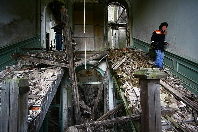 Một vụ hỏa hoạn vào năm 2008 đã gây ra nhiều thiệt hại cho nội thất. Công trình bỏ hoang hiện đã được rào lại vì lý do an toàn, nhưng vẫn có thể vào bên trong nếu bạn đủ quyết tâm. Ảnh: @The Scotsman.